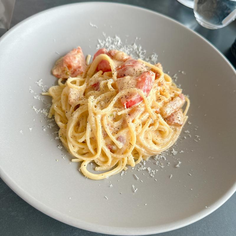 完熟フレッシュトマトのカルボナーラ(ラスイートルパンビル)