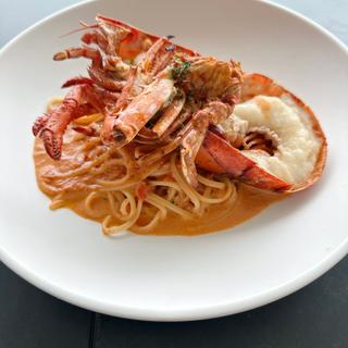 オマール海老と渡り蟹の完熟トマトクリームパスタ