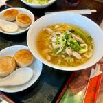 鶏肉塩味麺(魯園菜館 大阪・関西万博店)