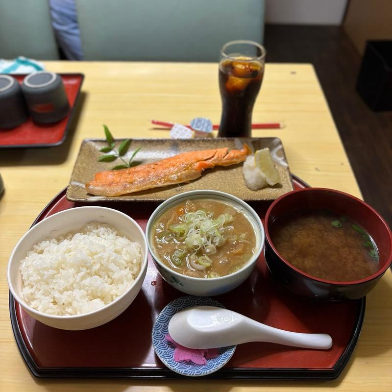 サーモンハラス焼きとモツ煮ランチ(多満利屋きらく)