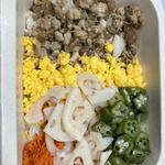あえて、生姜香る鶏そぼろ、きのこと根菜のまぜご飯