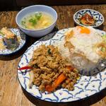A、ガイパットガパオランチ