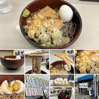 冷やしきつねそばに半たぬきゆでたまご