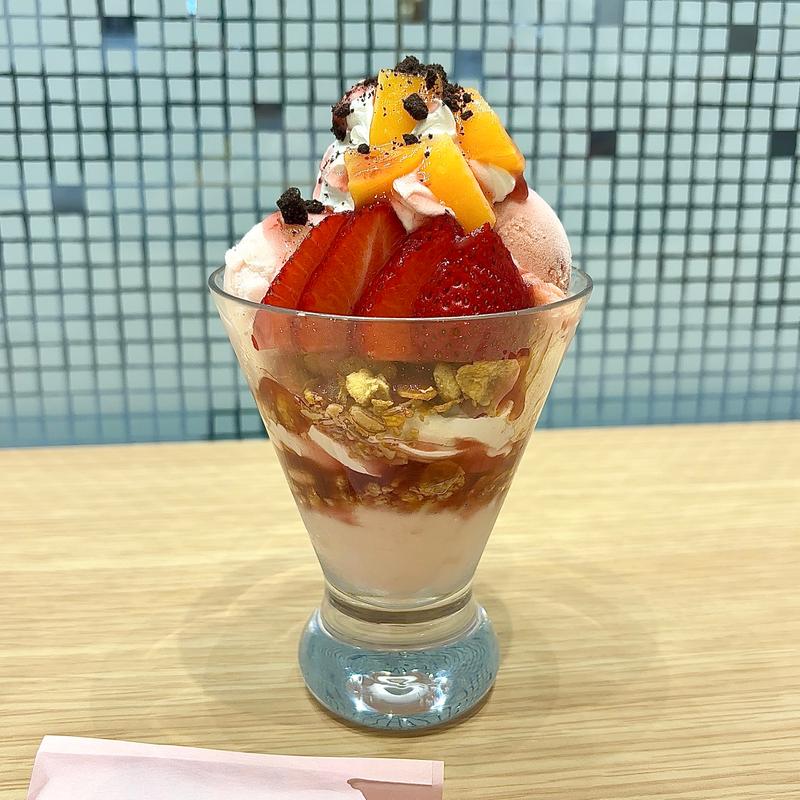 桃と苺のパフェ(からふね屋CAFE大阪店)