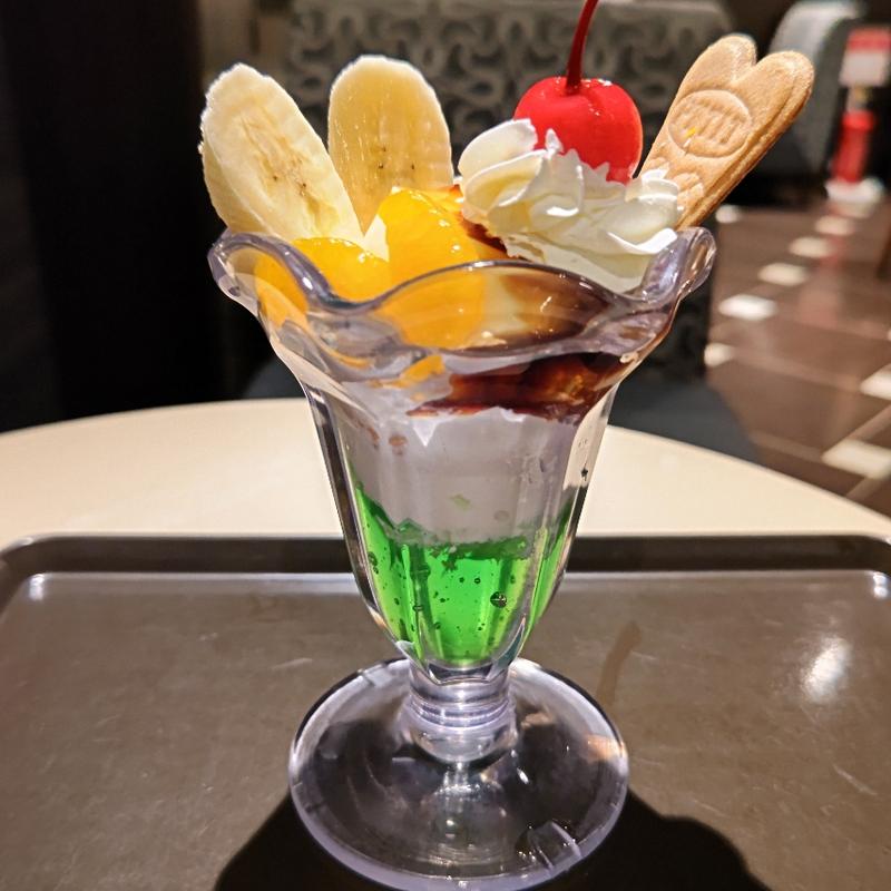 プリンアラモードとクリームソーダ風ゼリーのレトロパフェ(サンマルクカフェ 港南台バーズ店)