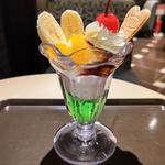 プリンアラモードとクリームソーダ風ゼリーのレトロパフェ