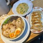チャーシュー麺煮卵トッピング　半チャーハン　餃子