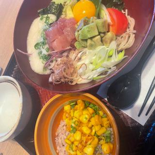 ピリ辛ポキサラダ蕎麦とバター醤油のもろこしご飯(大戸屋 名護宮里店 )