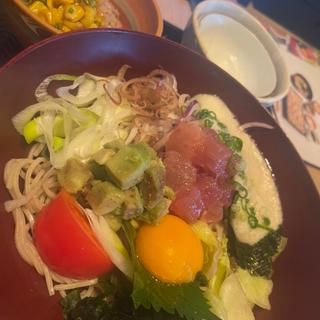 ピリ辛ポキサラダ蕎麦とバター醤油のもろこしご飯
