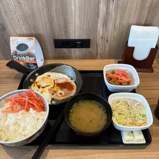 ハムエッグ牛小鉢定食