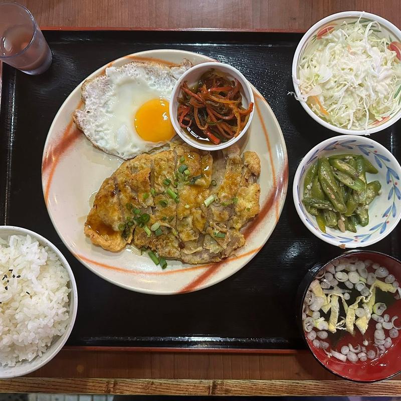 Aランチ ポークピカタ定食(アクアリュウム喫茶 慈伴賜)