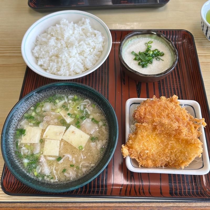 とん汁(中)、ごはん(中)、イカフライハムカツ、味付きとろろ(とん汁桝形)