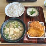 とん汁(中)、ごはん(中)、イカフライハムカツ、味付きとろろ