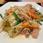 肉野菜塩こうじ炒め定食、たっぷり野菜の麦みそ汁