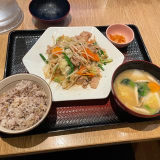 肉野菜塩こうじ炒め定食、たっぷり野菜の麦みそ汁