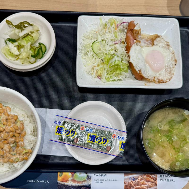 ソーセージエッグ定食：小鉢納豆(松屋 新宿3丁目店 )