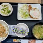 ソーセージエッグ定食：小鉢納豆