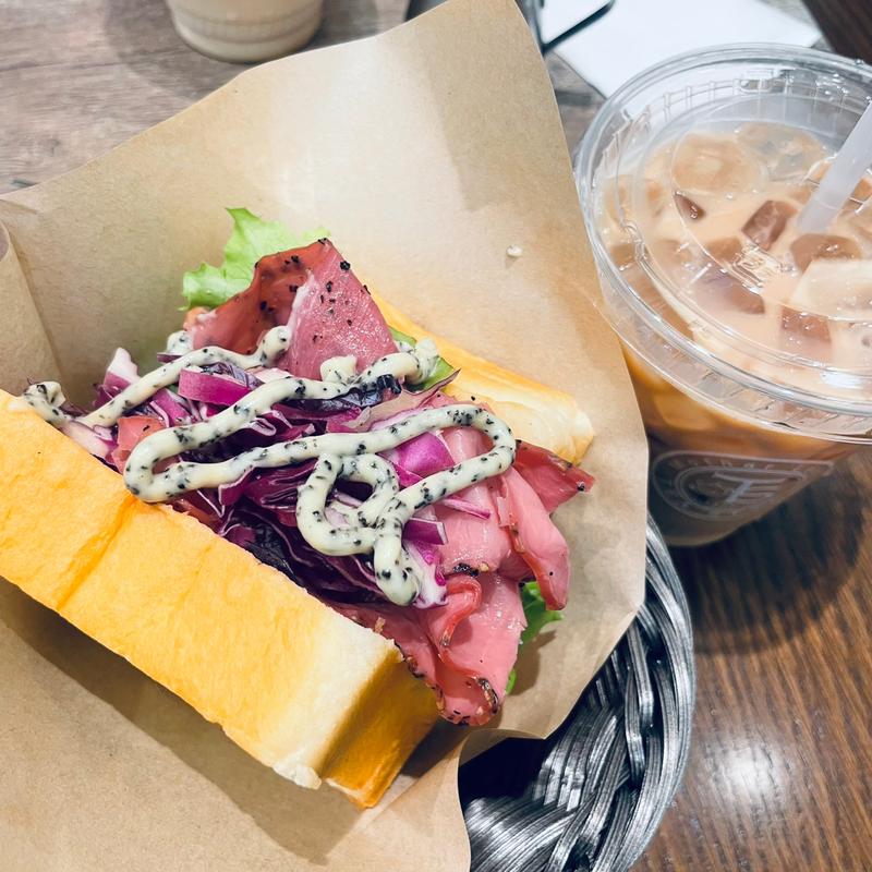 パストラミビーフと彩り野菜のサンド(マザーリーフ・ティースタイル グランエミオ所沢店)