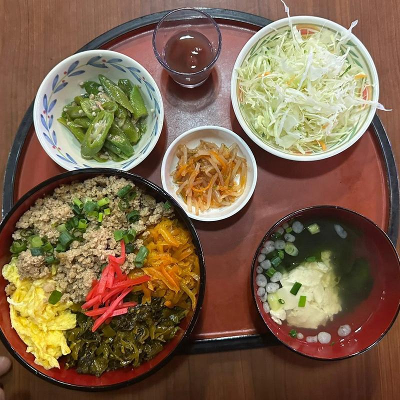 Bランチ 鶏そぼろ丼定食(アクアリュウム喫茶 慈伴賜)