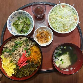 Bランチ 鶏そぼろ丼定食