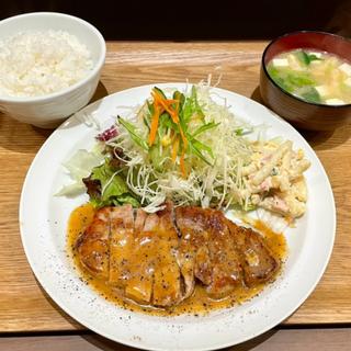 ポークソテー定食(バター醤油ソース)