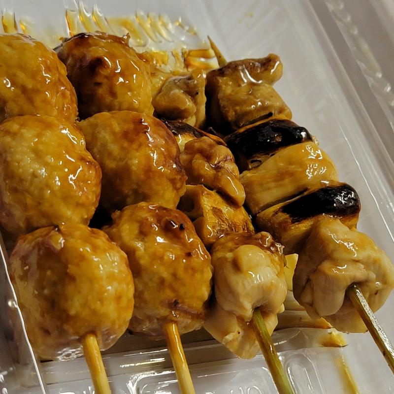 鶏つくね串(タレ)＋国産若どり
ももねぎ串(タレ)(スーパーベルクス 浦和原山店)