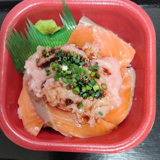 サーモンネギトロ丼