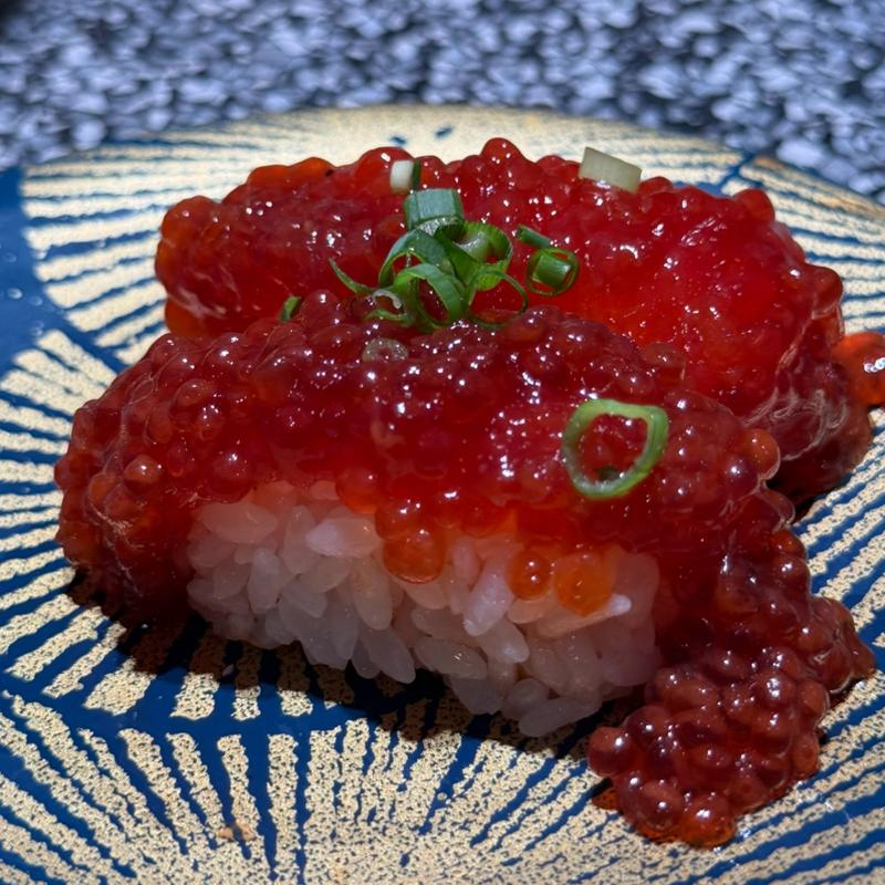 紅鮭すじこ醤油漬け握り(根室花まる 大同生命札幌ビルmiredo店)