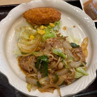日替わり 豚肉と野菜のカレー風味炒めと牛肉コロッケ
