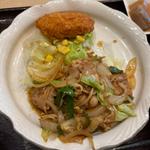 日替わり 豚肉と野菜のカレー風味炒めと牛肉コロッケ