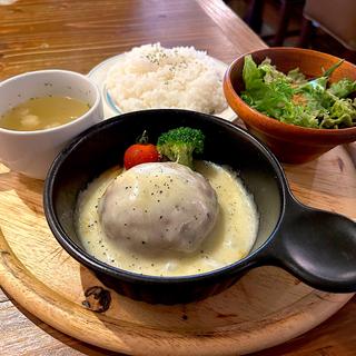 たっぷりチーズソースのハンバーグ