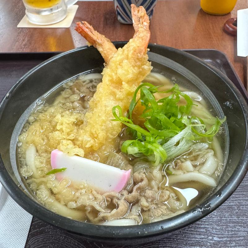 肉うどんに海老天(うどん食堂〇（まる）)