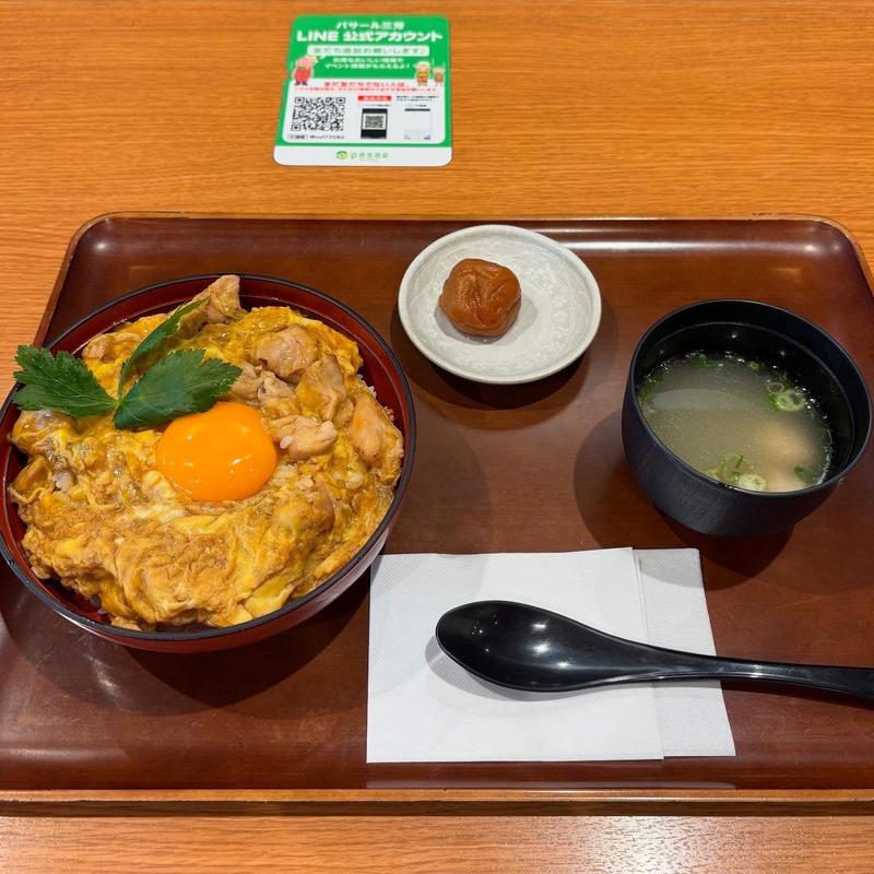 月見炙り焼き親子丼 大盛り(鶏三和 パサール守谷SA上り店 （トリサンワ）)