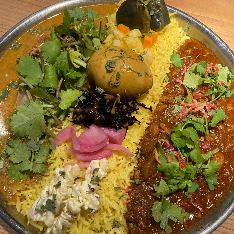 海老出汁キーマとチキンのあいがけ(グーグー藤カレー)