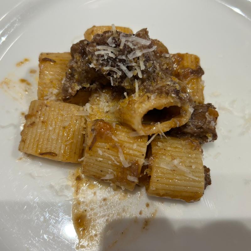 筒状ショートパスタ”メッツァマニケ”和牛のラグーソース焼き栗のアクセント(サバティーニ・ディ・フィレンツェ 東京店 （SABATINI di Firenze）)