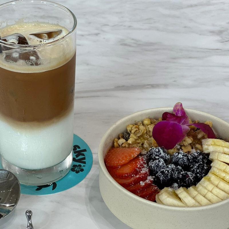 アイスカフェラテ アサイーボウル(mahalosky cafeBar)