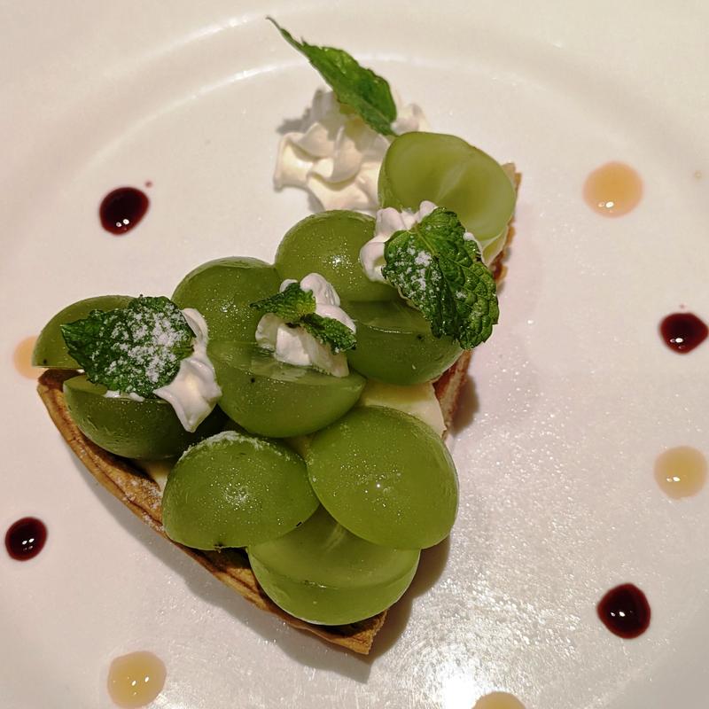 シャインマスカットのタルト(トラットリア ターヴォラ)