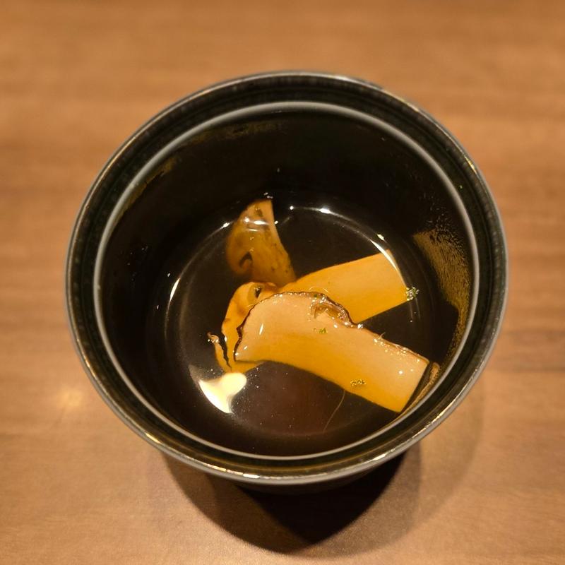 松茸と和牛のコンソメ(うしごろ 銀座店)