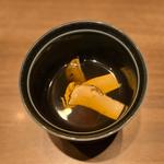 松茸と和牛のコンソメ(うしごろ 銀座店)