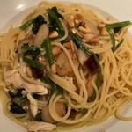 蒸し鶏とほうれん草松の実のペペロンチーノ