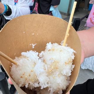 パリタウ 茹でた餅のココナッツ＆ごままぶし