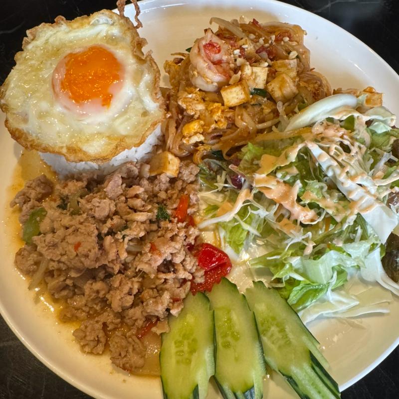 チキンガパオ&パッタイセット(アジアンダイニング Bangkok77 バンコク77 新宿店)