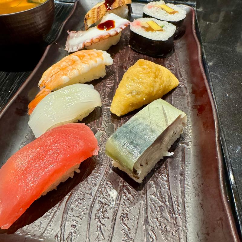 寿司盛り合わせ　赤だし(にぎり長次郎 茨木真砂店)