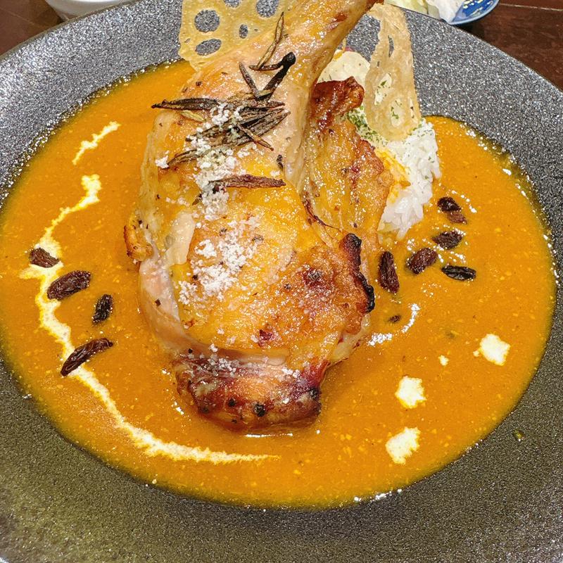 骨付きチキンのすぱいすかりー(ワイン酒場 すぱいす・かりー Shioya)