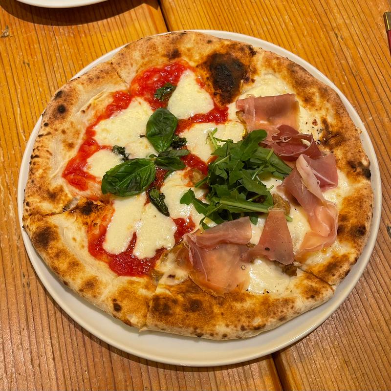 マルゲリータとポルチーニのハーフ&ハーフ(ビッレリア&ピッツェリア ルーチェ （LUCE）)