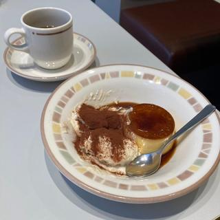 プリンとティラミスクラシコの盛り合わせ