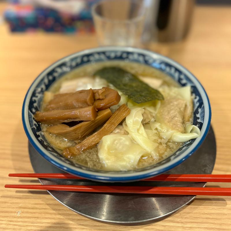 白「白醤油」ワンタンラーメン、メンマトッピング、背脂、玉ねぎ(大曽根中華そば はじめ)
