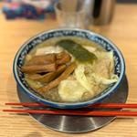 白「白醤油」ワンタンラーメン、メンマトッピング、背脂、玉ねぎ