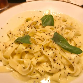 ジェノベーゼクリームソース ペコリーノ添え
