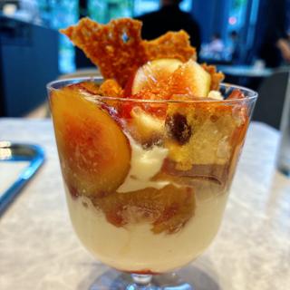 秋果いちじくとコーヒームースのパフェ